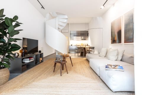 TV and multimedia, Kitchen or kitchenette, Living room, Seating area, Dining area