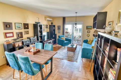 TV and multimedia, Living room, Seating area, Dining area, Evening entertainment