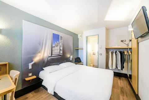 Bed, TV and multimedia, Photo of the whole room, Bedroom, towels, wardrobe