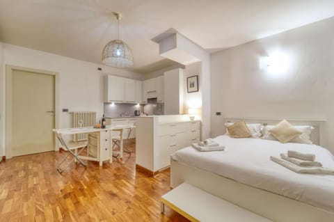 Romantic getaway on Lake Como! Private box, wifi Apartment in Como