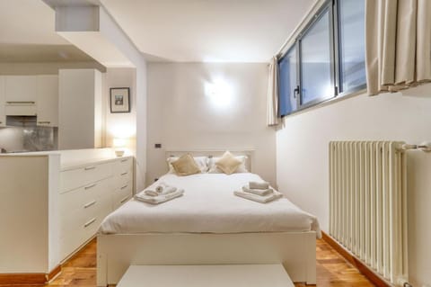 Romantic getaway on Lake Como! Private box, wifi Apartment in Como