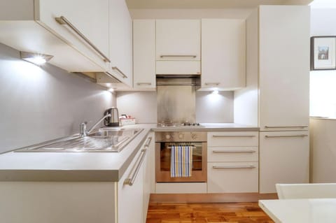 Romantic getaway on Lake Como! Private box, wifi Apartment in Como