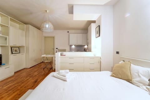 Romantic getaway on Lake Como! Private box, wifi Apartment in Como