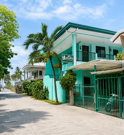 Shower, Toilet, Property building, Bed, Day, Neighbourhood, Summer, Bathroom, Kitchen or kitchenette, Photo of the whole room, Seating area, Dining area, Bedroom, Street view, group of guests, group of guests, bunk bed, Open Air Bath, Public Bath, Public Bath, Family, Parking, pet friendly, towels, air conditioner