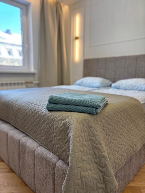 Bed, Bedroom, towels