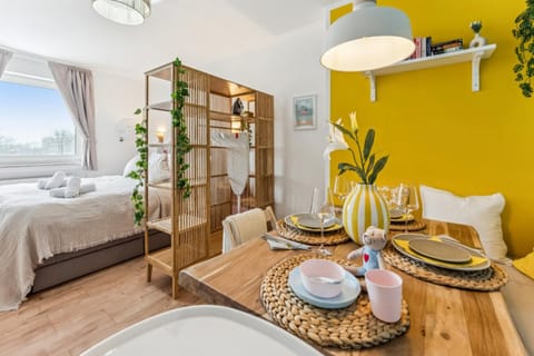 Bed, Living room, Photo of the whole room, Seating area, Dining area, Bedroom