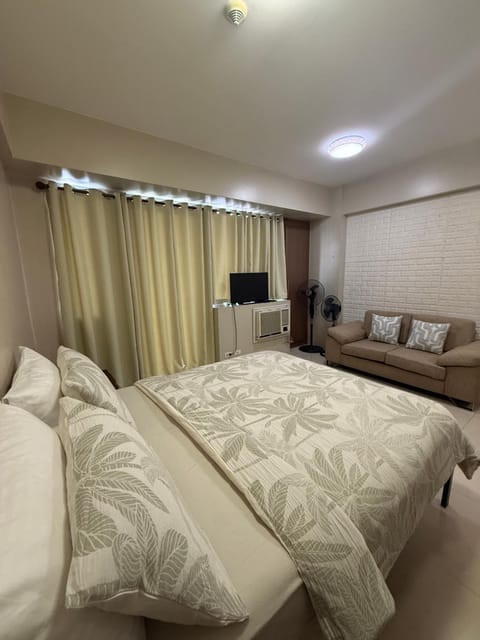 Bed, TV and multimedia, Living room, Photo of the whole room, Seating area, Bedroom