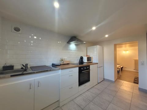 Coffee/tea facilities, Kitchen or kitchenette, microwave, oven, stove, kitchen