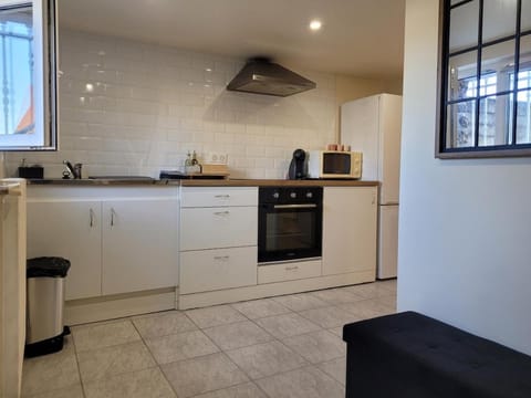 Coffee/tea facilities, Kitchen or kitchenette, heating, microwave, oven, stove, kitchen