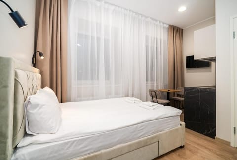 Bed, TV and multimedia, Seating area, Dining area