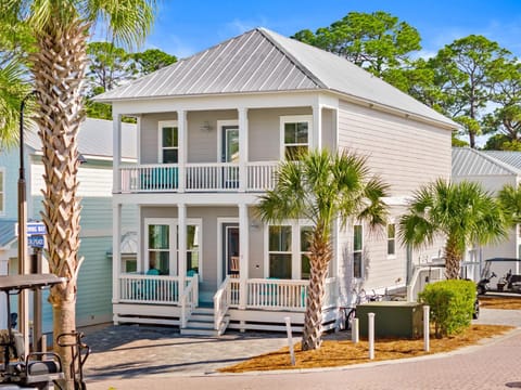 Property building, Patio, Facade/entrance, Balcony/Terrace, Street view, Parking