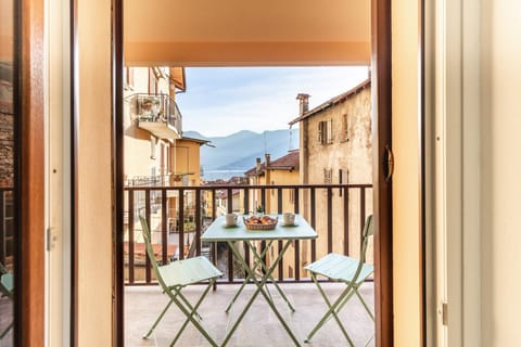 Property building, Patio, Day, Natural landscape, View (from property/room), Balcony/Terrace, Dining area, Mountain view