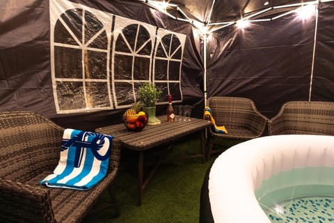 Garden, Hot Tub