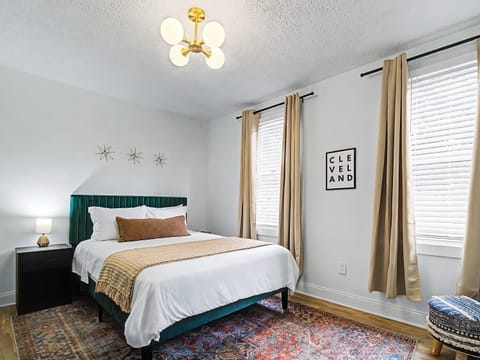 Spacious 3BR PetFriendly Retreat Near DT Cleveland House in Ohio City