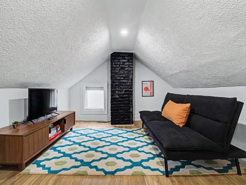 Spacious 3BR PetFriendly Retreat Near DT Cleveland House in Ohio City