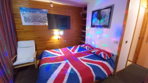 Bed, TV and multimedia, Photo of the whole room, Bedroom