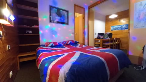 Bed, Photo of the whole room, Evening entertainment, Bedroom