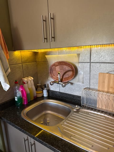 Balcony mountain views free fibre-wifi aircon and parking Apartment in Western Cape