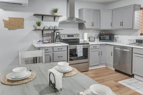 1 Mi to Dtwn Sequim Modern Escape Near Everything Apartment in Sequim