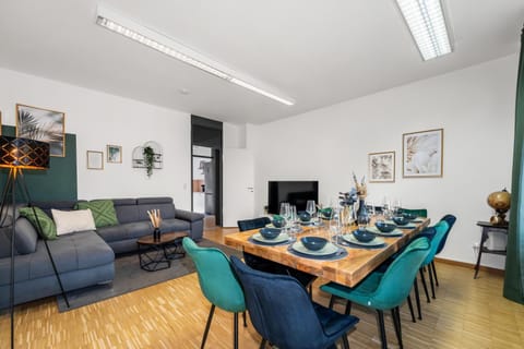 Communal lounge/ TV room, TV and multimedia, Living room, Photo of the whole room, Dining area, Evening entertainment, Food, Entertainment, Dinner