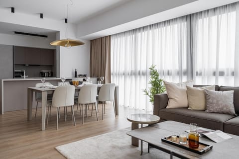 Kitchen or kitchenette, Living room, Seating area, Dining area