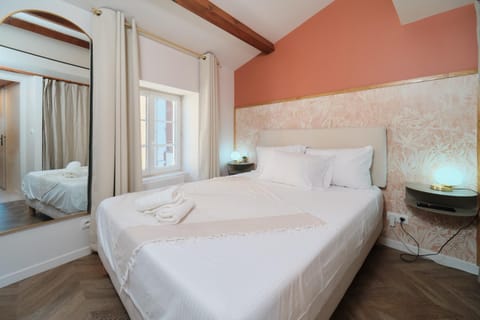 Photo of the whole room, Bedroom, towels