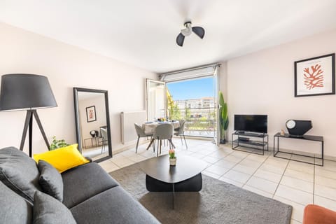 TV and multimedia, Balcony/Terrace, Living room, Seating area, Dining area