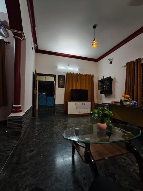 TV and multimedia, Living room, Seating area, Evening entertainment