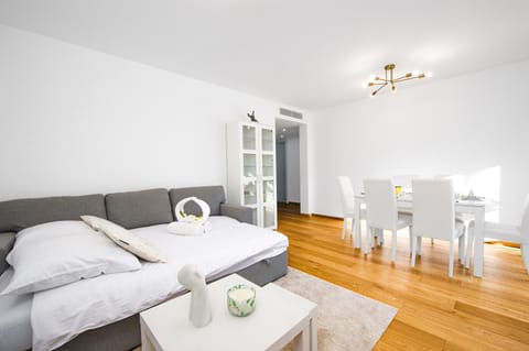 Bed, Living room, Photo of the whole room, Dining area