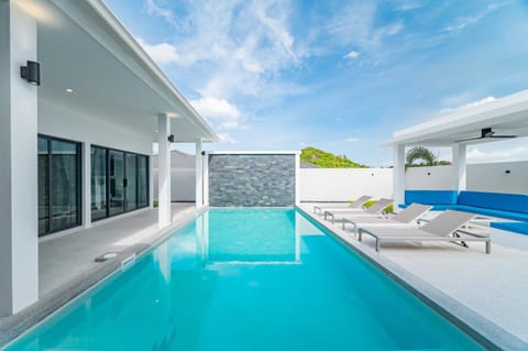 Day, Pool view, Swimming pool, sunbed
