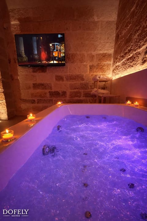 Night, Hot Tub, Hot Tub, TV and multimedia, Spa and wellness centre/facilities, Evening entertainment, Bath