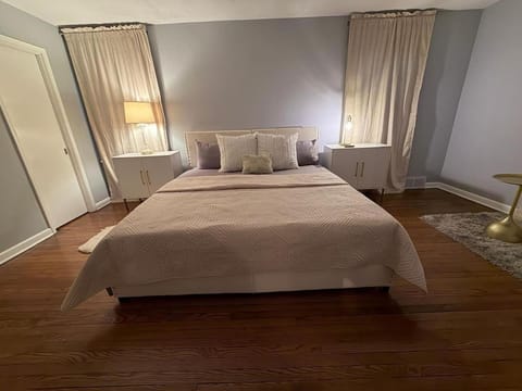 TheCreekHouse 5BR Sanctuary w Sunroom and Games House in Rockford