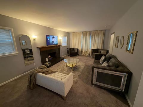 TheCreekHouse 5BR Sanctuary w Sunroom and Games House in Rockford