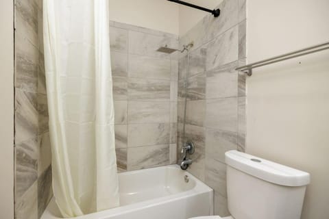 Spacious 3BR Terrace Apt Near LakePoint and Golf Apartment in Acworth