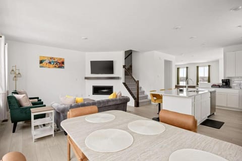 TV and multimedia, Living room, Evening entertainment