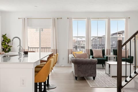 View (from property/room), Living room, Seating area