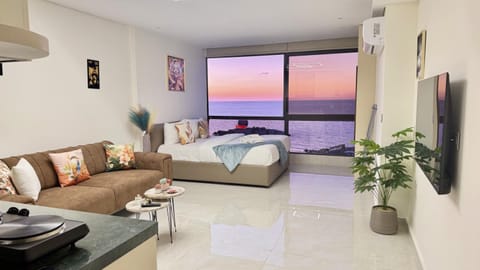 Bed, TV and multimedia, Living room, Photo of the whole room, Sea view