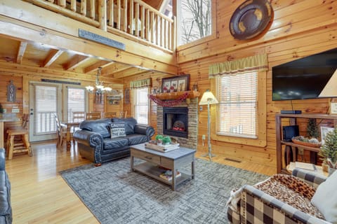 Family Haven with Hot Tub! 5 Mi to Dtwn Pigeon Forge House in Pigeon Forge