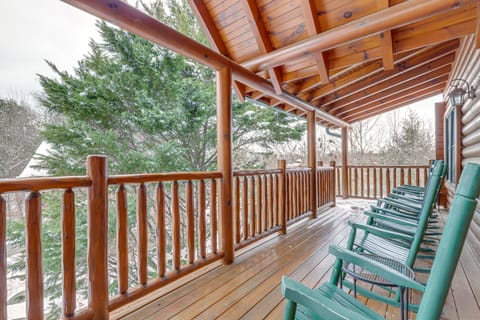 Family Haven with Hot Tub! 5 Mi to Dtwn Pigeon Forge House in Pigeon Forge