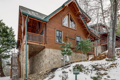 Family Haven with Hot Tub! 5 Mi to Dtwn Pigeon Forge House in Pigeon Forge