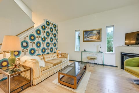 MCM-Inspired Decor and Top Location! Tumwater Duplex House in Tumwater