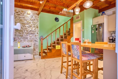 Photo of the whole room, kitchen