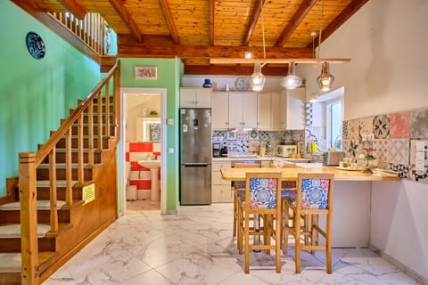 Photo of the whole room, kitchen