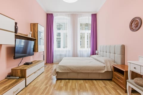 Bed, TV and multimedia, Photo of the whole room, Bedroom