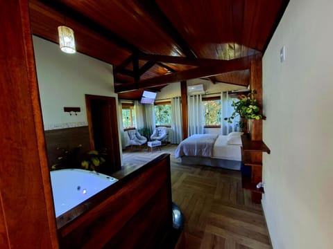 Bed, TV and multimedia, Photo of the whole room, Bedroom, towels