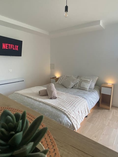 Bed, TV and multimedia, Photo of the whole room, Bedroom