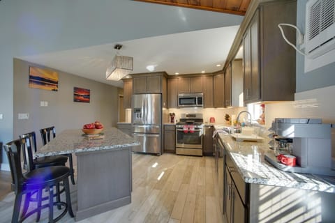 3 Blocks to Lake George Village Spacious Home! Apartment in Queensbury