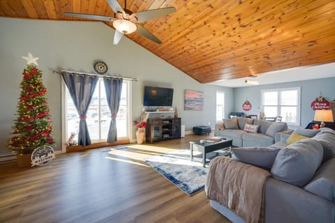 3 Blocks to Lake George Village Spacious Home! Apartment in Queensbury