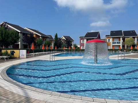 Swimming pool, sunbed