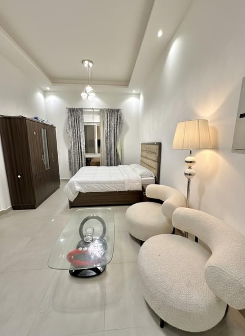 Bed, Living room, Photo of the whole room, Seating area, wardrobe